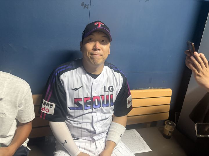 [서울=뉴시스] 신유림 기자=프로야구 LG 트윈스의 김현수가 8일 잠실구장에서 벌어진 2025 신한 쏠뱅크 KBO리그 한화 이글스와의 경기에 5번 타자 좌익수로 선발 출전해 5타수 3안타를 기록한 뒤 수훈 인터뷰에 임하고 있다. 이날 김현수는 개인 통산 2500안타 고지를 밟았다. KBO리그 역대 네 번째다. *재판매 및 DB 금지