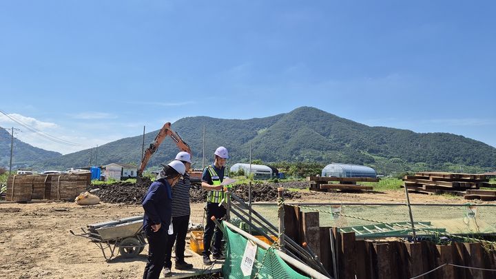 [창원=뉴시스]농어촌공사 창원지사,집중 호우 대비 공사현장 긴급 점검.(사진=농어촌공사 창원지사 제공) 2025.08.08.photo@newsis.com *재판매 및 DB 금지