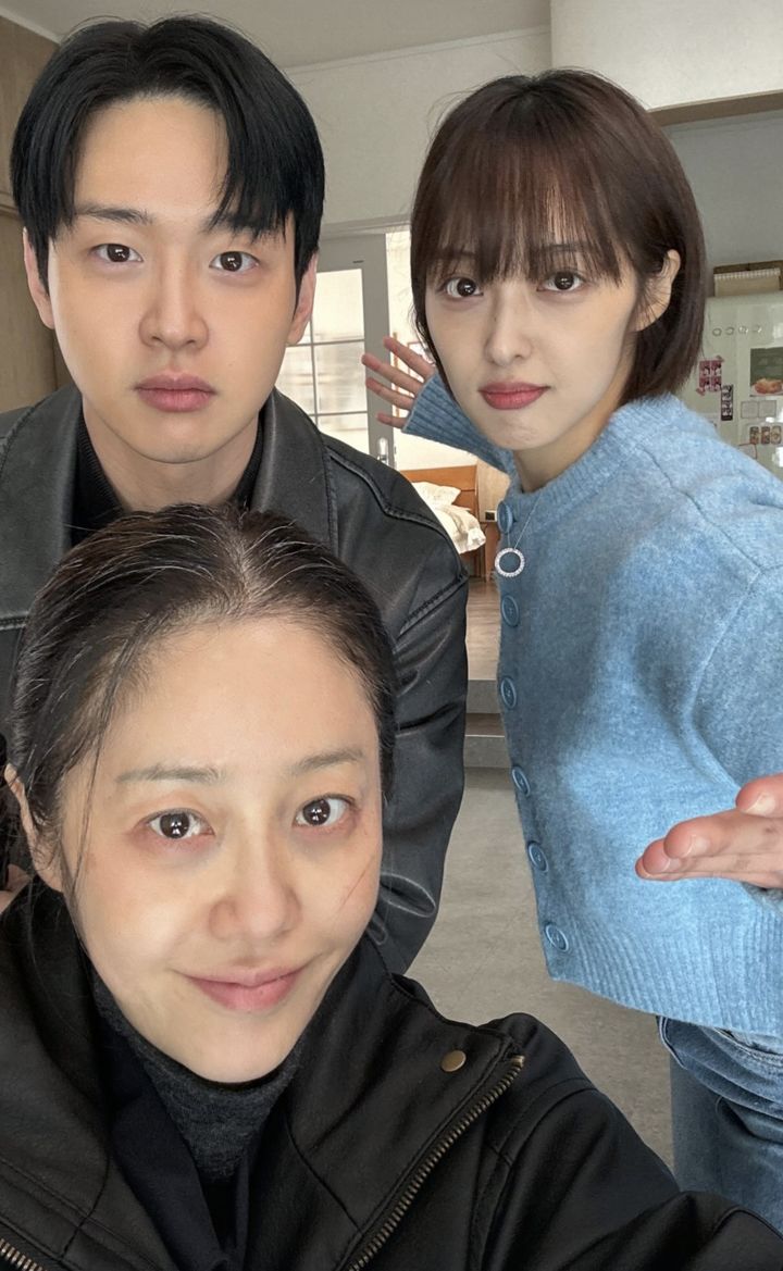 [서울=뉴시스] 배우 고현정이 장동윤, 김보라와 함께한 촬영 현장 사진을 공개했다. (사진=고현정 인스타그램 캡처) 2025.08.08. photo@newsis.com *재판매 및 DB 금지