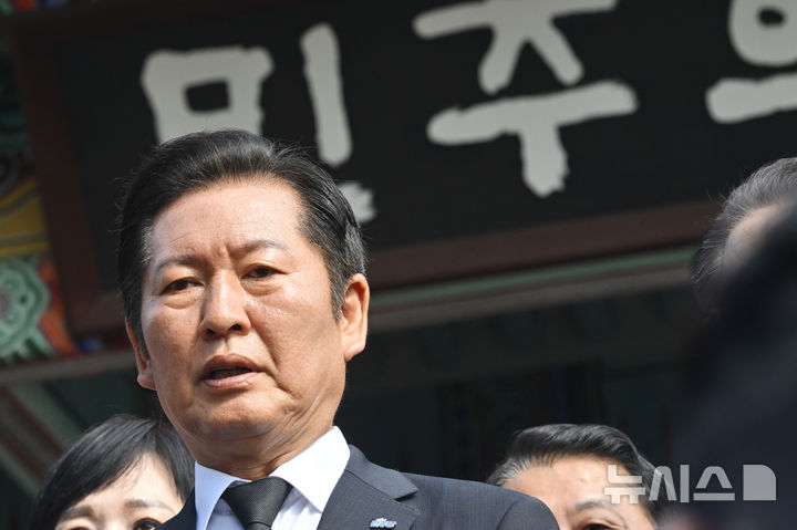 [광주=뉴시스] 이영주 기자 = 정청래 더불어민주당 대표가 8일 오전 광주 북구 운정동 국립5·18민주묘지를 찾아 참배를 마친 뒤 취재진 인터뷰를 하고 있다. 2025.08.08. leeyj2578@newsis.com