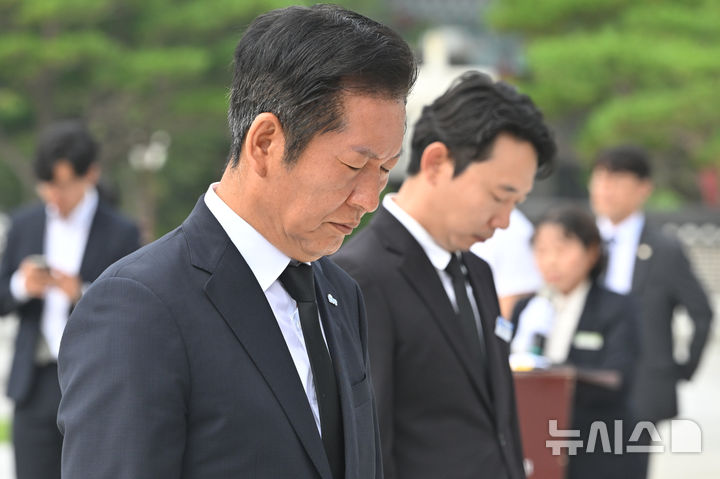 [광주=뉴시스] 이영주 기자 = 정청래 더불어민주당 대표가 8일 오전 광주 북구 운정동 국립5·18민주묘지를 찾아 추념탑 앞에서 참배하고 있다. 2025.08.08. leeyj2578@newsis.com