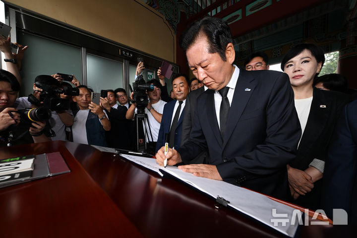 [광주=뉴시스] 이영주 기자 = 정청래 더불어민주당 대표가 8일 오전 광주 북구 운정동 국립5·18민주묘지를 찾아 방명록을 작성하고 있다. 2025.08.08. leeyj2578@newsis.com