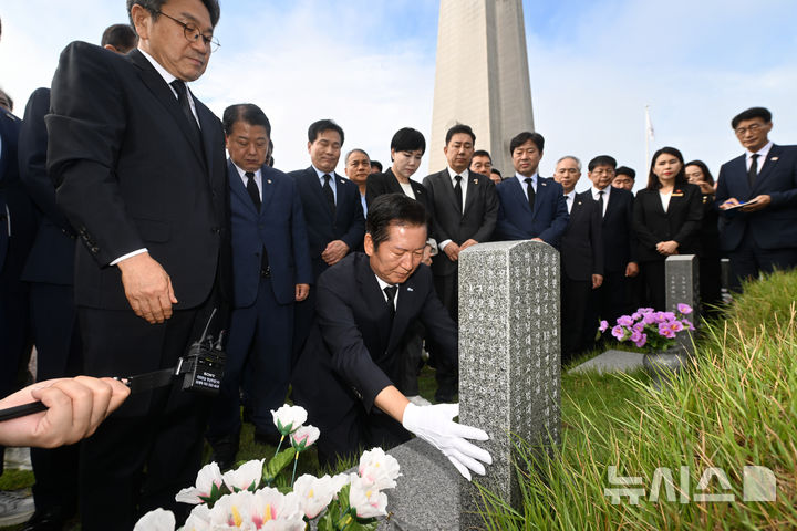 [광주=뉴시스] 이영주 기자 = 정청래 더불어민주당 대표가 8일 오전 광주 북구 운정동 국립5·18민주묘지를 찾아 윤상원 열사의 묘소를 참배하고 있다. 2025.08.08. leeyj2578@newsis.com