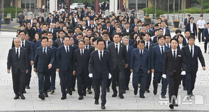 [광주=뉴시스] 이영주 기자 = 정청래(가운데) 더불어민주당 대표와 더불어민주당 소속 국회의원, 선출직 공무원들이 8일 오전 광주 북구 운정동 국립5·18민주묘지를 찾아 참배를 하기 위해 이동하고 있다. 2025.08.08. leeyj2578@newsis.com