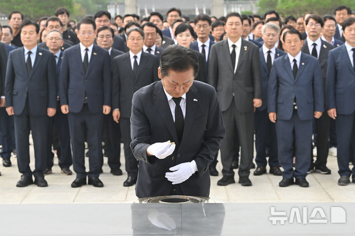 [광주=뉴시스] 이영주 기자 = 정청래 더불어민주당 대표가 8일 오전 광주 북구 운정동 국립5·18민주묘지를 찾아 추념탑 앞에서 분향하고 있다. 2025.08.08. leeyj2578@newsis.com