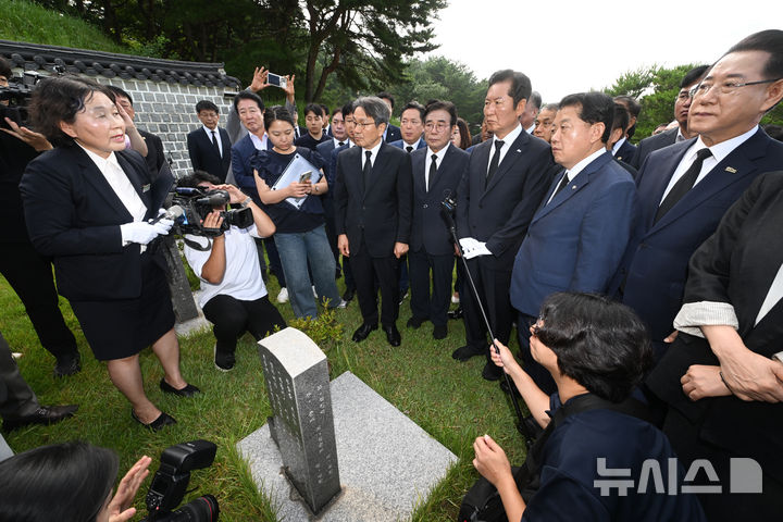 [광주=뉴시스] 이영주 기자 = 정청래 더불어민주당 대표가 8일 오전 광주 북구 운정동 국립5·18민주묘지를 찾아 행방불명자 임옥환씨의 령비 앞에서 추모하고 있다. 2025.08.08. leeyj2578@newsis.com