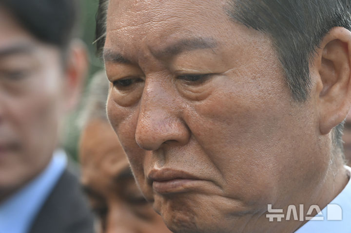 [광주=뉴시스] 이영주 기자 = 정청래 더불어민주당 대표가 8일 오전 광주 북구 운정동 국립5·18민주묘지를 찾아 행방불명자 임옥환씨의 령비 앞에서 추모하고 있다. 2025.08.08. leeyj2578@newsis.com