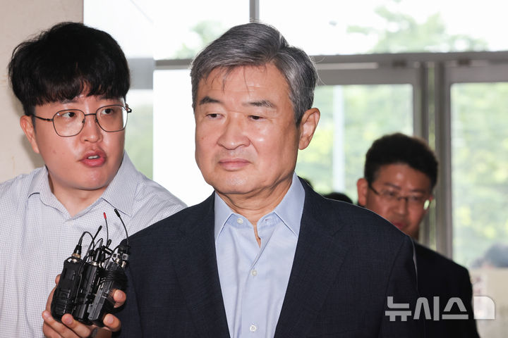 [서울=뉴시스] 황준선 기자 = 조태용 전 국정원장이 8일 오전 서울 서초구 이명현 순직 해병 특별검사 사무실에 조사를 받기 위해 출석하고 있다. 2025.08.08. hwang@newsis.com