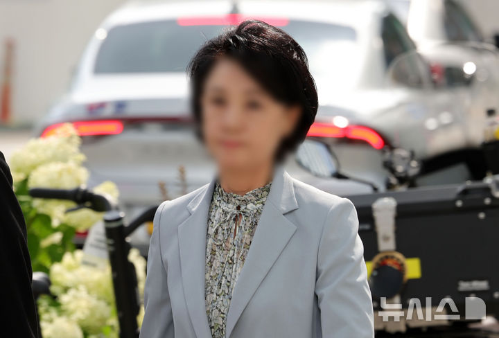 [서울=뉴시스] 홍효식 기자 = 한학자 총재의 비서실장을 지낸 '교단 2인자' 정모씨 천무원(통일교 최상위 행정조직) 부원장이 지난달 8일 오전 서울 종로구 KT 광화문빌딩 웨스트에 마련된 김건희 여사 의혹을 수사하는 민중기 특별검사 사무실로 출석하고 있다. 2025.09.18. yesphoto@newsis.com