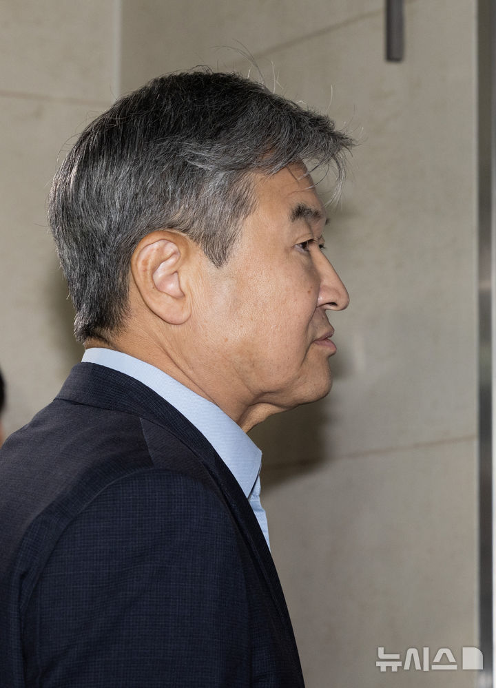 [서울=뉴시스] 황준선 기자 = 조태용 전 국정원장이 8일 오전 서울 서초구 이명현 순직 해병 특별검사 사무실에 조사를 받기 위해 출석하고 있다. 2025.08.08. hwang@newsis.com