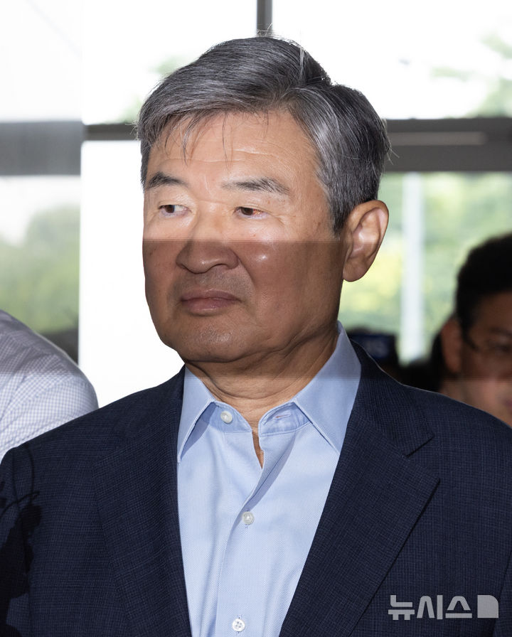 [서울=뉴시스] 황준선 기자 = 조태용 전 국정원장이 8일 오전 서울 서초구 이명현 순직 해병 특별검사 사무실에 조사를 받기 위해 출석하고 있다. 2025.08.08. hwang@newsis.com