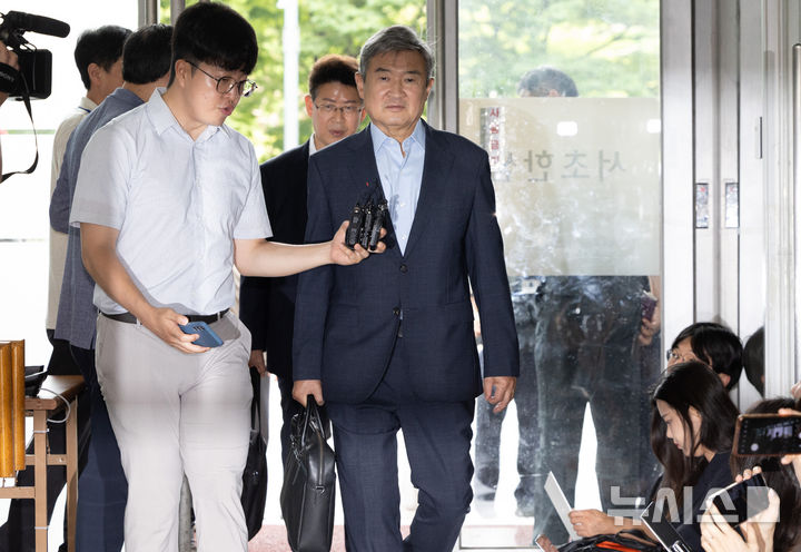 [서울=뉴시스] 황준선 기자 = 조태용 전 국정원장이 8일 오전 서울 서초구 이명현 순직 해병 특별검사 사무실에 조사를 받기 위해 출석하고 있다. 2025.08.08. hwang@newsis.com
