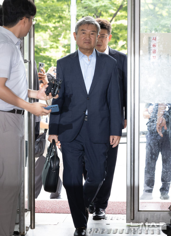 [서울=뉴시스] 황준선 기자 = 조태용 전 국정원장이 8일 오전 서울 서초구 이명현 순직 해병 특별검사 사무실에 조사를 받기 위해 출석하고 있다. 2025.08.08. hwang@newsis.com