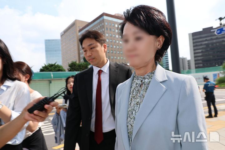 [서울=뉴시스] 홍효식 기자 = 한학자 통일교 총재의 비서실장을 지낸 '교단 2인자' 정모씨가 8일 오전 서울 종로구 KT 광화문빌딩 웨스트에 마련된 김건희 여사 의혹을 수사하는 민중기 특별검사 사무실로 출석하고 있다. (공동취재) 2025.08.08. photo@newsis.com