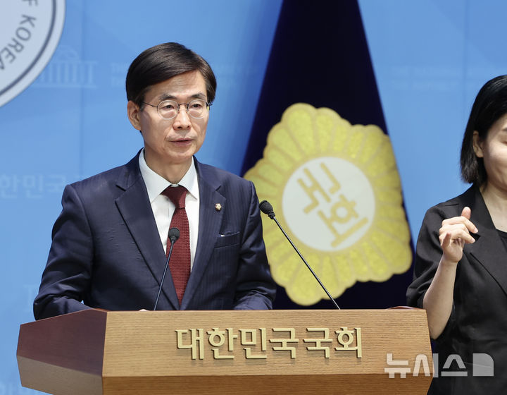 [서울=뉴시스] 김명년 기자 = 조경태 국민의힘 당대표 후보가 8일 오전 서울 여의도 국회 소통관에서 기자회견을 열고 김문수 후보에게 사퇴를 촉구하고 있다. 2025.08.08. kmn@newsis.com