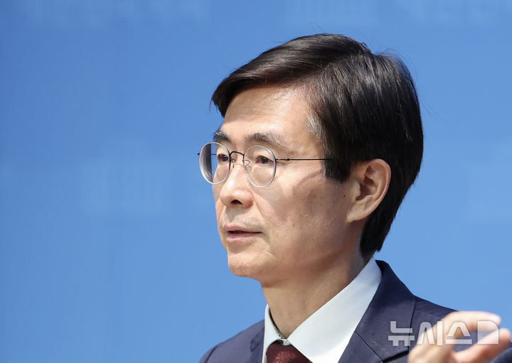 [서울=뉴시스] 김명년 기자 =12·3 비상계엄 관련 내란·외환 혐의를 수사하는 내란 특검이 오는 11일 조경태 국민의힘 의원을 참고인으로 불러 조사하는 가운데, 일부 국회의원들에게도 조사를 요청한 것으로 전해졌다. 조경태 국민의힘 당대표 후보가 8일 오전 서울 여의도 국회 소통관에서 기자회견을 열고 김문수 후보에게 사퇴를 촉구하고 있다. 2025.08.08. kmn@newsis.com