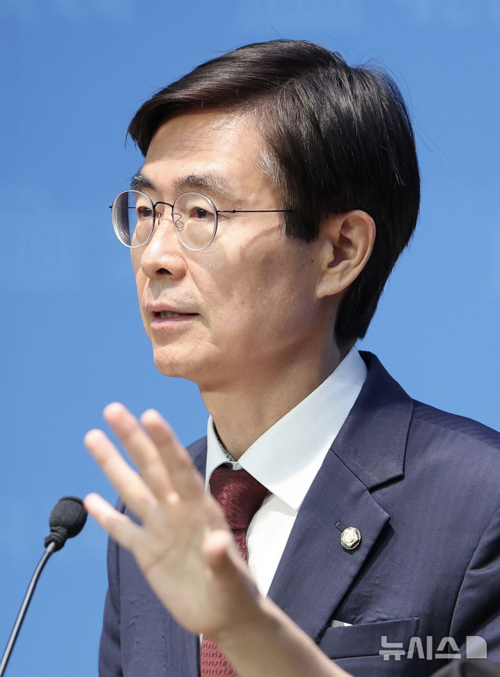 [서울=뉴시스] 김명년 기자 = 조경태 국민의힘 당대표 후보가 8일 오전 서울 여의도 국회 소통관에서 기자회견을 열고 김문수 후보에게 사퇴를 촉구하고 있다. 2025.08.08. kmn@newsis.com