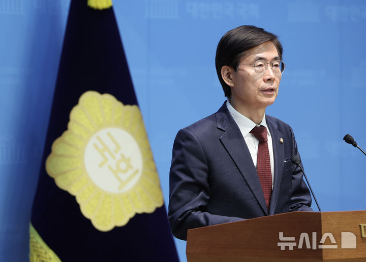 [서울=뉴시스] 김명년 기자 = 조경태 국민의힘 당대표 후보가 8일 오전 서울 여의도 국회 소통관에서 기자회견을 열고 김문수 후보에게 사퇴를 촉구하고 있다. 2025.08.08. kmn@newsis.com