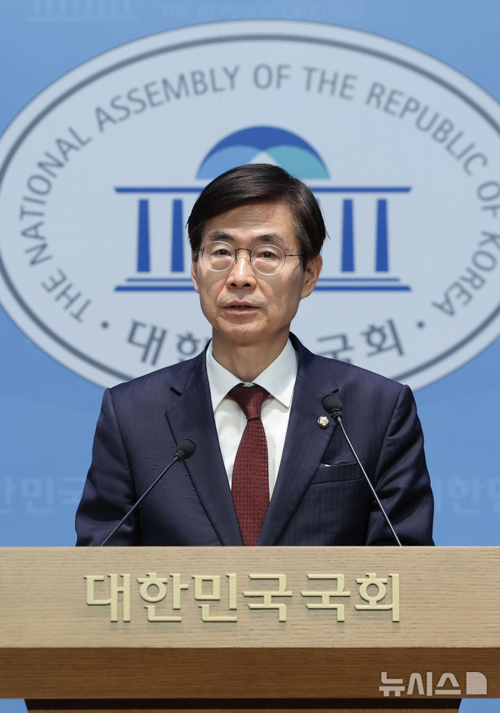 [서울=뉴시스] 김명년 기자 = 조경태 국민의힘 당대표 후보가 8일 오전 서울 여의도 국회 소통관에서 기자회견을 열고 김문수 후보에게 사퇴를 촉구하고 있다. 2025.08.08. kmn@newsis.com