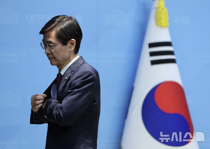 [서울=뉴시스] 김명년 기자 = 조경태 국민의힘 당대표 후보가 8일 오전 서울 여의도 국회 소통관에서 열고 김문수 후보 사퇴 촉구 기자회견을 마치고 이동하고 있다. 2025.08.08. kmn@newsis.com