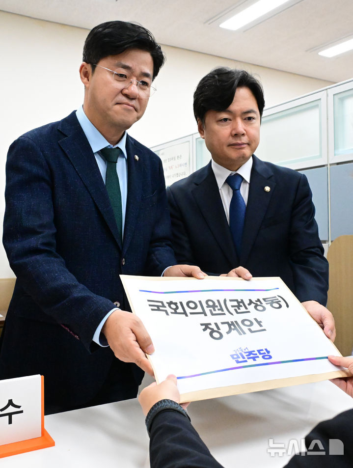 [서울=뉴시스] 고승민 기자 = 더불어민주당 박상혁 원내소통수석과 김현정 원내대변인이 8일 서울 여의도 국회 의안과에서 권성동 국민의힘 의원에 대한 징계안을 제출하고 있다. (공동취재) 2025.08.08. photo@newsis.com