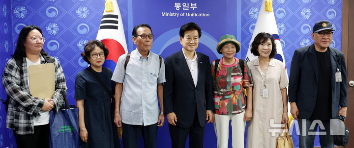 [서울=뉴시스] 추상철 기자 = 정동영(왼쪽 네번째) 통일부 장관이 8일 오전 서울 종로구 정부서울청사에서 최성룡(오른쪽) 전후납북피해자가족연합회 이사장 등 이사진과 기념촬영을 하고 있다. 2025.08.08. scchoo@newsis.com