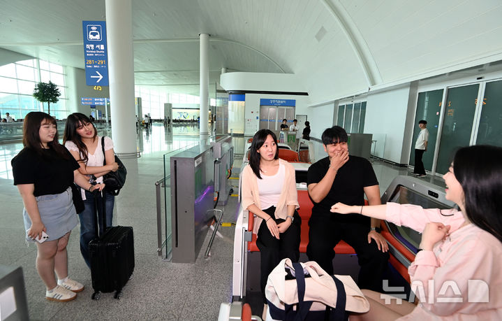 [인천공항=뉴시스] 김선웅 기자 = 8일 오전 인천국제공항 제2여객터미널에서 시민들이 자율주행 운송차량을 시승하고 있다. 이 서비스는 교통약자와 탑승 임박 승객 등 여객 편의 증진을 위한 보조 이동수단으로, 현재는 오후 4시부터 저녁 8시까지 운영되며 향후 점차 확대될 예정이다. (공동취재) 2025.08.08. photo@newsis.com