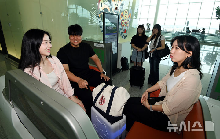 [인천공항=뉴시스] 김선웅 기자 = 8일 오전 인천국제공항 제2여객터미널에서 시민들이 자율주행 운송차량을 시승하고 있다. 이 서비스는 교통약자와 탑승 임박 승객 등 여객 편의 증진을 위한 보조 이동수단으로, 현재는 오후 4시부터 저녁 8시까지 운영되며 향후 점차 확대될 예정이다. (공동취재) 2025.08.08. photo@newsis.com