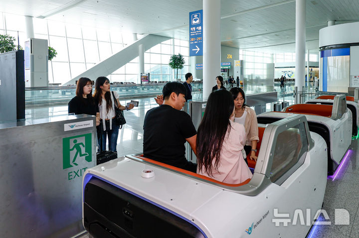 [인천공항=뉴시스] 김선웅 기자 = 8일 인천국제공항 제2여객터미널에서 승객 운송을 위한 실내 자율주행 운송차량(AM)이 운행을 하고 있다. 자율주행 운송차량은 인천국제공항 제2여객터미널 확장구역 동,서편 상하행 4개 노선이며 저녁 혼잡시간대인 16시부터 20시까지 운행한다. (공동취재) 2025.08.08. photo@newsis.com