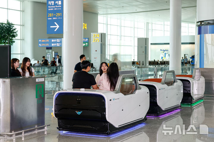 [인천공항=뉴시스] 김선웅 기자 = 8일 인천국제공항 제2여객터미널에서 승객 운송을 위한 실내 자율주행 운송차량(AM)이 운행을 하고 있다. 자율주행 운송차량은 인천국제공항 제2여객터미널 확장구역 동,서편 상하행 4개 노선이며 저녁 혼잡시간대인 16시부터 20시까지 운행한다. (공동취재) 2025.08.08. photo@newsis.com