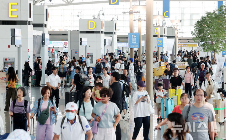 [인천공항=뉴시스] 김선웅 기자 = 8일 오전 인천국제공항 1터미널 출국장이 해외여행을 떠나는 여행객들로 북적이고 있다. (공동취재) 2025.08.08. photo@newsis.com
