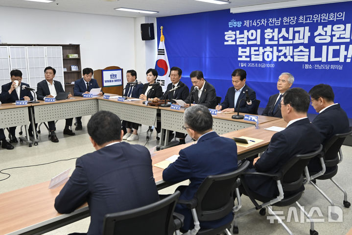 [무안=뉴시스] 박기웅 기자 = 정청래 더불어민주당 대표가 8일 오전 전남 무안군 민주당 전남도당 대회의실에서 열린 제145차 전남 현장 최고위원회의에 참석해 발언을 하고 있다. 2025.08.08. pboxer@newsis.com