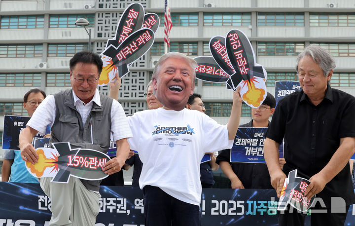 [서울=뉴시스] 홍효식 기자 = 자주통일평화연대 회원들이 8일 서울 종로구 주한 미국 대사관 앞에서 열린 '전쟁반대, 평화주권, 역사정의실현 2025 자주평화실천단' 출정 기자회견에서 도널드 트럼프 미 대통령 가면을 쓰고 경제수탈 및 군비압박 등 미사일을 격파하는 퍼포먼스를 하고 있다. 2025.08.08. yesphoto@newsis.com