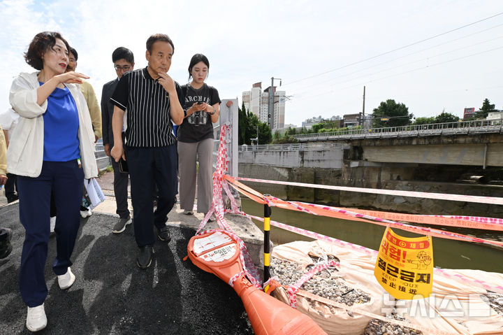 [광주=뉴시스] 이영주 기자 = 박창근(왼쪽 두번째) 국정기획위원이 8일 오전 광주 북구 신안동 일대를 돌며 침수 피해 현장을 시찰하고 있다. 북구 신안동은 지난달 17일 426.4㎜ 폭우와 이달 3일 내린 197㎜ 폭우로 다수 이재민과 침수 피해가 발생했다. 2025.08.08. leeyj2578@newsis.com