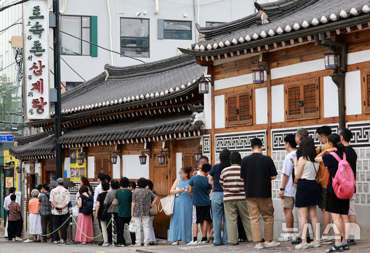 [서울=뉴시스] 이영환 기자 = 말복을 하루 앞둔 8일 서울의 한 삼계탕 전문점에서 시민들이 줄지어 서 있다. 2025.08.08. 20hwan@newsis.com