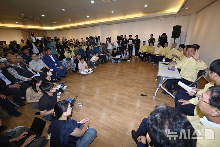 [무안=뉴시스] 박기웅 기자 = 정청래 더불어민주당 대표가 8일 오전 당 지도부와 전남 무안군 무안읍 승달문화예술회관 수해 임시대피소를 찾아 수해 피해를 입은 주민들과 간담회를 하고 있다. 2025.08.08. pboxer@newsis.com