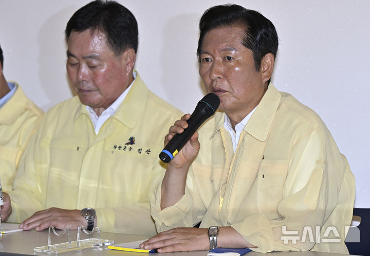 [무안=뉴시스] 박기웅 기자 = 정청래 더불어민주당 대표가 8일 오전 당 지도부와 전남 무안군 무안읍 승달문화예술회관 수해 임시대피소를 찾아 수해 피해를 입은 주민들과 간담회를 하고 있다. 2025.08.08. pboxer@newsis.com