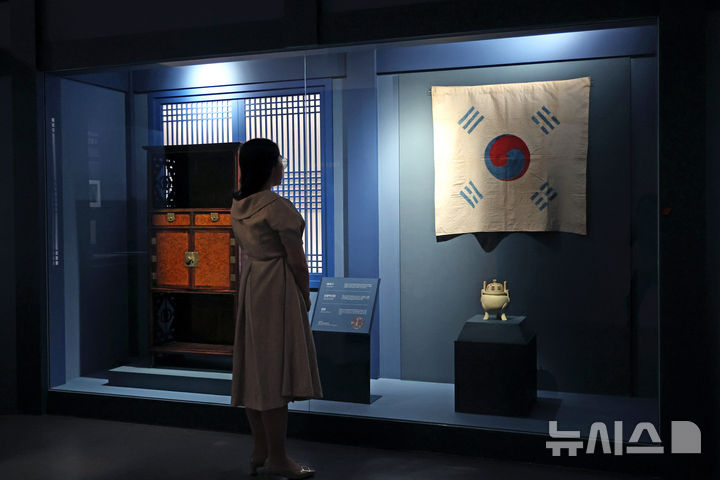 [서울=뉴시스] 박진희 기자 = 대한민국역사박물관은 8일 서울 종로구 대한민국역사박물관에서 광복 80주년 기념 특별전 '태극기, 함께해 온 나날들' 언론공개회를 갖고 '파리 만국박람회 태극기'(1900년 파리 만국박람회 대한제국관 출품 추정 태극기)를 선보이고 있다. 2025.08.08. pak7130@newsis.com