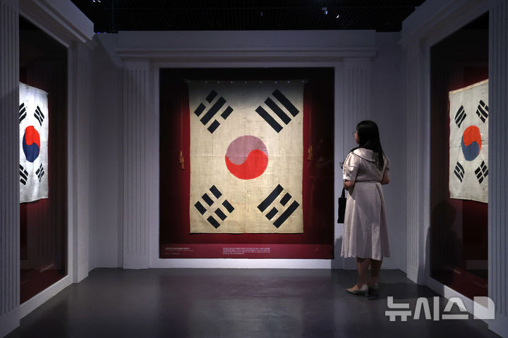 '태극기, 함께해 온 나날들' 광복 80주년 기념 특별전 [서울=뉴시스] 박진희 기자 = 대한민국역사박물관은 8일 서울 종로구 대한민국역사박물관에서 광복 80주년 기념 특별전 '태극기, 함께해 온 나날들' 언론공개회를 갖고 '대한민국임시의정원 태극기'(가운데, 중국 상하이 임시정부 의회(임시의정원)에 걸었던 태극기)를 선보이고 있다. 2025.08.08. pak7130@newsis.com