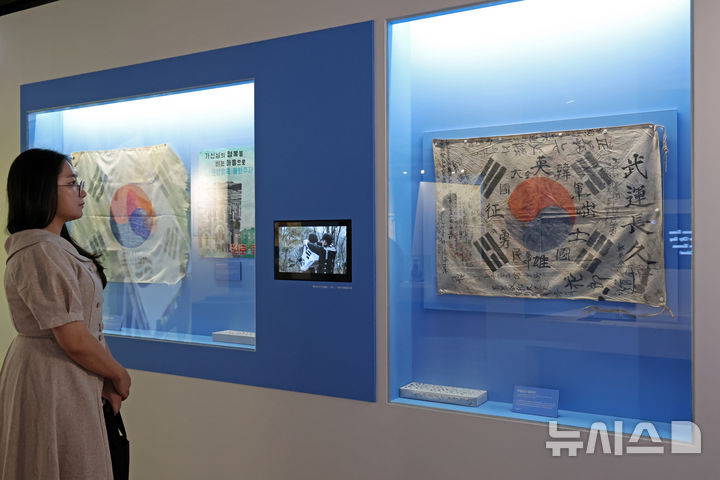 [서울=뉴시스] 박진희 기자 = 대한민국역사박물관은 8일 서울 종로구 대한민국역사박물관에서 광복 80주년 기념 특별전 '태극기, 함께해 온 나날들' 언론공개회를 갖고 '무운장구 태극기'(오른쪽, 6·25전쟁 당시 사용된 태극기)를 선보이고 있다. 2025.08.08. pak7130@newsis.com