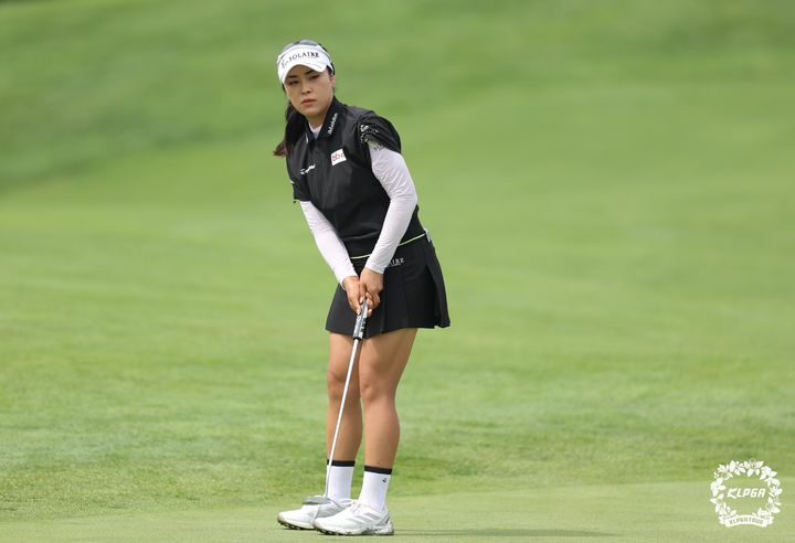 [서울=뉴시스] 8일 제주 서귀포 사이프러스 골프앤리조트에서 열린 제주삼다수 마스터스 2라운드 17번홀에서 윤이나가 퍼팅하고 있다. (사진=KLPGA 제공) 2025.08.08. photo@newsis.com *재판매 및 DB 금지