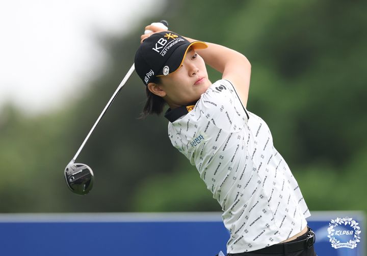 [서울=뉴시스] 8일 제주 서귀포 사이프러스 골프앤리조트에서 열린 제주삼다수 마스터스 2라운드 13번홀에서 방신실이 티샷을 하고 있다. (사진=KLPGA 제공) 2025.08.08. photo@newsis.com *재판매 및 DB 금지