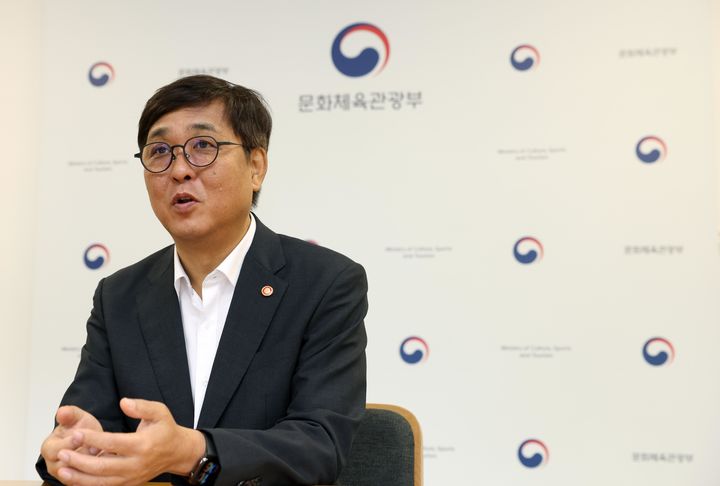 [서울=뉴시스] 최휘영 문화체육관광부 장관이 8일 서울 종로구 국립현대미술관 서울관에서 유승민 대한체육회장을 만나 체육계 현안 사항 등에 대해 논의하고 있다. (사진=문화체육관광부 제공) 2025.08.08. photo@newsis.com *재판매 및 DB 금지