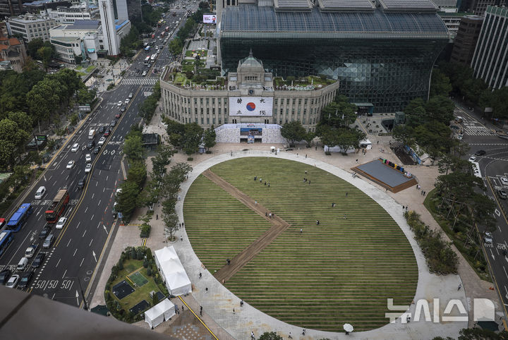 [서울=뉴시스] 정병혁 기자 = 8일 서울 중구 서울광장에 태극기 언덕이 조성되어 있다. 2025.08.08. jhope@newsis.com