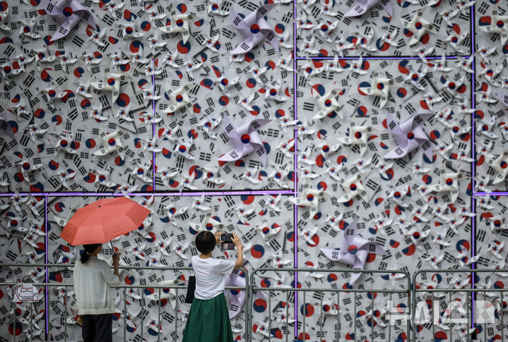 [서울=뉴시스] 정병혁 기자 = 8일 서울 중구 서울광장에 조성된 태극기 언덕에서 시민들이 사진을 찍고 있다. 2025.08.08. jhope@newsis.com