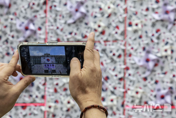 [서울=뉴시스] 정병혁 기자 = 8일 서울 중구 서울광장에 조성된 태극기 언덕에서 시민들이 사진을 찍고 있다. 2025.08.08. jhope@newsis.com