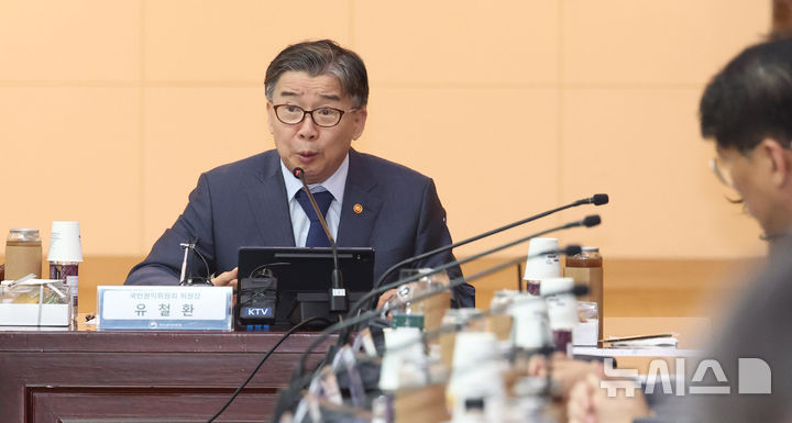 [서울=뉴시스] 추상철 기자 = 유철환 국민권익위원회 위원장이 8일 오후 서울 종로구 정부서울청사에서 열린 '중앙행정심판위원회 국선대리인 위촉식'에서 인사말을 하고 있다. 2025.08.08. scchoo@newsis.com