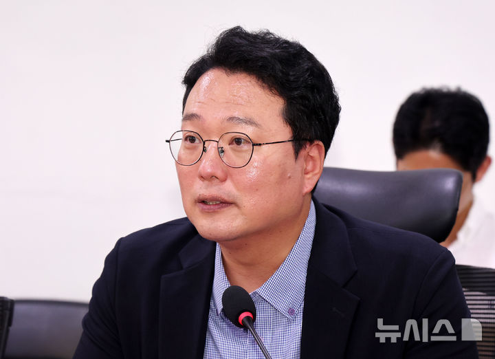 [서울=뉴시스] 김명년 기자 = 천하람 개혁신당 원내대표가 지난 8일 오후 서울 여의도 국회 의원회관에서 열린린 '건강보험제도의 과거와 현재 그리고 미래, 개혁신당이 약속한 두 번째 개혁' 간담회에서 발언하고 있다. 2025.08.08. kmn@newsis.com