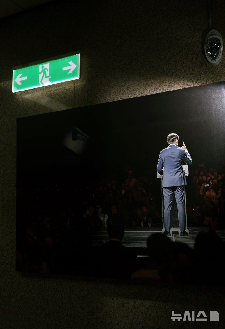 [서울=뉴시스] 고승민 기자 = 조국 전 조국혁신당 대표가 광복절 특별사면에 포함될 것으로 예상되는 8일 서울 여의도 국회 조국혁신당 복도에 조 전 대표의 사진이 눈에 띈다. 2025.08.08. kkssmm99@newsis.com