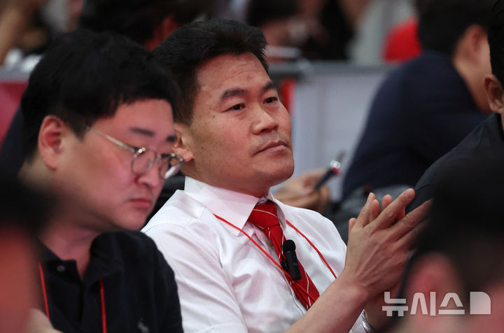 [대구=뉴시스] 이무열 기자 = 전한길 한국사 강사가 8일 대구 북구 엑스코에서 열린 국민의힘 제6차 전당대회 대구·경북 합동연설회에 참석해 있다. 2025.08.08. lmy@newsis.com